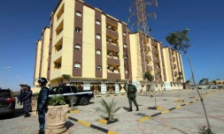 Des membres des forces de sécurité montent la garde devant le bâtiment du Parlement en mars 2021 à Tobrouk, en Libye