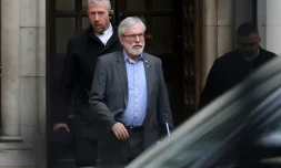 Gerry Adams quitte la Haute Cour de Londres, le 12 mars 2026