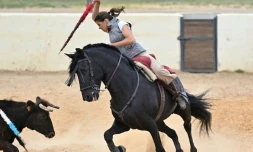 La torera française à cheval Léa Vicens, lors d'un entraßnement dans sa finca prÚs d'Hinojos, au sud de Séville, le 14 avril 2021 en Espagne