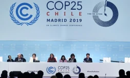 La ministre chilienne de l'environnement Carolina Schmidt (centre), présidente de la COP25, lors d'une session de la conférence à Madrid le 15 décembre 2015