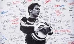 Un poster à l'effigie d'Ayrton Senna signé par des fans lors d'une cérémonie marquant le 25e anniversaire de sa mort, le 1er mai 2019 à Imola