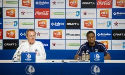 L'entraîneur par intérim de Bordeaux Eric Bédouet (g) et le joueur François Kamano en conférence de presse le 22 août 2018 à Gand (Belgique)