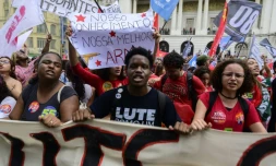 Des partisans du président de gauche Lula manifestent contre l'extrême droite à Rio de Janeiro, le 7 octobre 2026