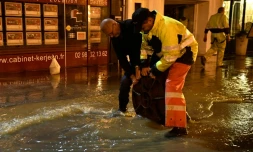 Des agents municipaux à l'oeuvre dans une rue inondée de Morlaix, dans la nuit du 3 au 4 juin 2018