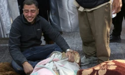 Un homme pleure près du corps d'une victime d'une frappe israélienne, le 22 novembre 2024 à l'hôpital Al-Ahli Arab, dans la ville de Gaza, sur fond de guerre entre Israël et le mouvement islamiste palestinien Hamas