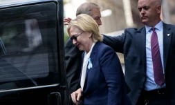 La candidate démocrate à la présidence américaine Hillary Clinton monte en voiture aprÚs avoir quitté l'appartement de sa fille, le 11 septembre 2016 à New York