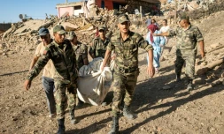 Des soldats marocains évacuent un corps dans le village de Tafeghaghte, détruit par un séisme, le 9 septembre 2023