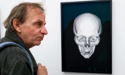 L'écrivain Michel Houellebecq devant une radio de son crâne à l'exposition "Manifesta 11" le 10 juin 2016 à Zürich
