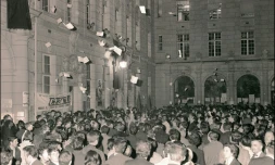 Des Ă©tudiants qui occupent la Sorbonne jettent des tracts par les fenĂȘtres de la facultĂ©, le 17 mai 1968, sur des Parisiens venus leur rendre visite