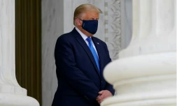 Le président américain Donald Trump se recueille devant le cercueil de la juge progressiste de la Cour suprême Ruth Bader Ginsburg à Washington le 24 septembre 2020
