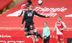 Le milieu de terrain de Monaco, Aurélien Tchouameni (g), à la lutte avec son homologue lillois Benjamin André, lors de leur match de L1, le 14 mars 2021 au stade Louis II