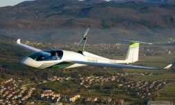L'avion électrique biplace Taurus dans le ciel d'Ajdovscina en Slovénie, le 10 novembre 2015 