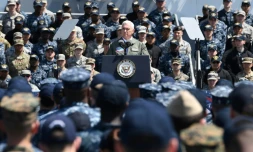 Le vice-président des Etats-Unis, Mike Pence, délivre un discours à bord du porte-avions Ronald Reagan, le 19 avril 2019
