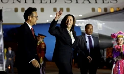 La vice-présidente américaine Kamala Harris (c) marche avec le ministre indonésien de la Santé Budi Gunadi Sadikin (g) à son arrivée à l'aéroport international Soekarno Hatta de Tangerang en Indonésie, le 5 septembre 2023