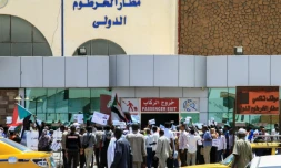 Des employés de l'aéroport de Khartoum manifestent le 27 mai 2019 devant le bùtiment de l'aéroport pour réclamer à l'armée un transfert du pouvoir à un gouvernement civil