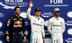 L'Allemand Nico Rosberg (Mercedes) salue les supporters aprĂšs avoir obtenu la pole position du GP d'Allemagne de F1 sur le circuit d'Hockenheim, le 30 juillet 2016