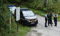 Les gendarmes bloquent mercredi 6 juin 2018 la route d'accès au domicile des parents de Nordhal Lelandais à Domessin, en Savoie