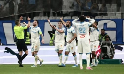 Les joueurs marseillais en discussion avec l'arbitre lors du match contre Nice, le 26 avril 2026 au Vélodrome