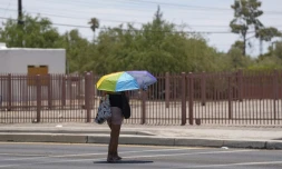 Une femme s'abrite du soleil lors d'une vague de chaleur à Tucson, dans l'Arizona (sud-ouest des Etats-Unis), le 15 juillet 2023