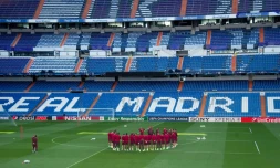 L'équipe de l'Atletico Madrid sur la pelouse du stade Santiago-Bernabeu à Madrid, à la veille du match contre le Real Madrid, le 1er mai 2017