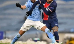 Le milieu de terrain algérien de Manchester City, Riyad Mahrez, aux prises avec l'attaquant brésilien du Paris Saint-Germain, Neymar, lors de la demi-finale retour de la Ligue des Champions, le 4 mai 2021 à l'Etihad Stadium