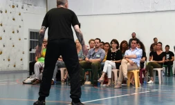 Un détenu joue la pièce Hamlet de Shakespeare, sous la direction d'Olivier py, le 8 juillet 2016 à la prison du Pontet