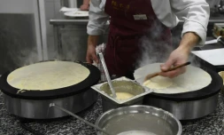 Vingt-cinq crĂȘpiers venus de toute la Bretagne, et mĂȘme au-delĂ , se succĂšdent derriĂšre les fourneaux du Centre de formation des apprentis de Saint-Jouan-des-GuĂ©rets, prĂšs de Saint-Malo, dans une ambiance Ă la "Top Chef", les tĂ©lĂ©spectateurs en moins.