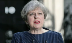 Theresa May s'exprime devant le 10 Downing Street à Londres, le 18 avril 2017