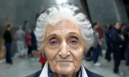 La Franco-israélienne Berthe Badehi, survivante de la Shoah, pose durant une interview avec l'AFP au mémorial Yad Vashem, à Jérusalem, le 24 février 2019