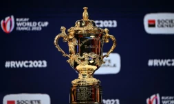 Le trophée Webb Ellis, exposé lors du tirage au sort de la Coupe du monde rugby 2023, prévue en France, le 14 décembre 2020 à Paris