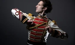 Mathieu Ganio, danseur étoile à l'Opéra de Paris, pose dans son costume pour le ballet "Le Rouge et le Noir" le 1er octobre 2021.