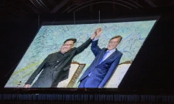 Une image des leaders nord et sud-coréens Kim Jong Un  et Moon-Jae-in est projetée dans un stade de Pyongyang, le 9 septembre 2018.