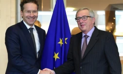 Le président de la Commission européenne Jean-Claude Juncker (D) acceuille le président de l'Eurogroupe Jeroen Dijsselbloem (G) à Bruxelles, le 9 novembre 2015