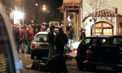 Photo datée du 6 février 1998 de policiers sur le lieu où se trouve le corps du préfet de Corse Claude Erignac, assassiné par trois balles dans la tête alors qu'il se rendait à un concert dans le centre-ville d'Ajaccio