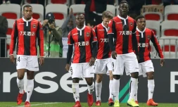 Les Niçois après un but de Mario Balotelli contre Zulte Waregem, le 23 novembre 2017 à l'Allianz Riviera