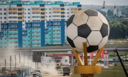 Ballon de foot géant érigé à Saransk en Russie, le 25 août 2017