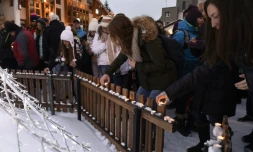 Des bougies en hommage aux victimes de l'avalanche, allumées le 14 janvier 2016 aux Deux Alpes