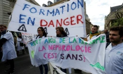 Des internes en médecine manifestent à Paris le 18 avril 2017 contre une réforme "bâclée" de leurs études