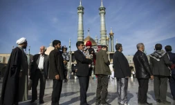 Les Iraniens patientent dans la file d'attente le 26 février 2016 à Qom, à 130 km au sud de Téhéran, pour choisir leurs députés