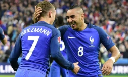 Antoine Griezmann et Dimitri Payet lors du match contre l'Islande le 3 juillet 2016 au stade de France à Saint-Denis 