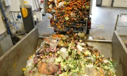 Un camion décharge des déchets alimentaires à Stains, le 19 novembre 2021