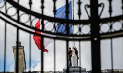 Mise en berne du drapeau national français sur l'Elysée, le 15 juillet 2016