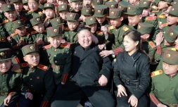 Photo fournie par l'agence officielle nord-coréenne KCNA le 2 mars 2017 montrant le leader nord coréen Kim Jong-Un et son épouse Ri Sol-Ju qui visite l'école révolutionnaire de Mangyongdae à Pyongyang