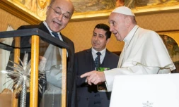 Le pape François et le président irakien Barham Saleh échangent des présents, le 24 novembre 2018 au Vatican
