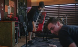 Des membres du groupe "Dingospo Dali" répètent dans leur studio à Belgrade, le 26 juillet 2020