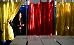Une électrice dans un bureau de vote pour l'élection présidentielle à Bucarest, le 24 novembre 2024 en Roumanie