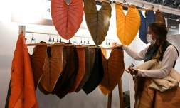 Le stand Nova Kaeru au salon Première Vision à Paris, le 10 février 2022, avec des tissus faits à partir de la plante Colocasia