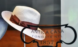 Dans la vitrine d'un magasin "Borsalino", le 17 mars 2016 à Florence en Italie