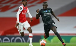 L'attaquant sénégalais de Liverpool Sadio Mané (d) devance le milieu d'Arsenal Ainsley Maitland-Niles, le 15 juillet 2020 à Londres