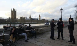 Des policiers britanniques sur la rive opposée au Parlement, le 22 mars 2017